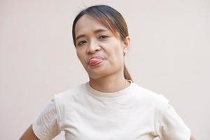 asiatisch Frau Herstellung ein unzufrieden Gesicht foto