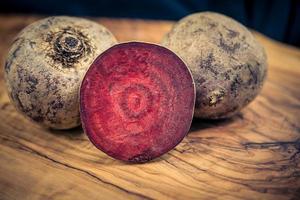 bete vulgaris frisch geerntet und geschnitten Rüben foto