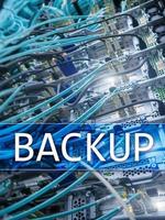 Backup-Taste auf modernem Serverraumhintergrund. Verhinderung von Datenverlust. Systemwiederherstellung. foto
