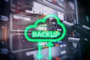 Backup-Taste auf modernem Serverraumhintergrund. Verhinderung von Datenverlust. Systemwiederherstellung. foto