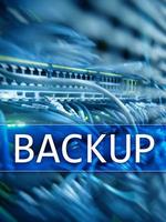 Backup-Taste auf modernem Serverraumhintergrund. Verhinderung von Datenverlust. Systemwiederherstellung. foto