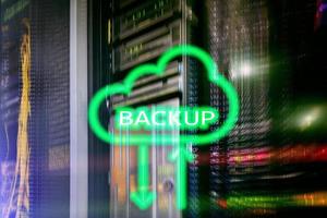 Backup-Taste auf modernem Serverraumhintergrund. Verhinderung von Datenverlust. Systemwiederherstellung. foto