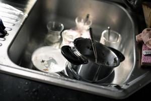 schmutziges Geschirr im Waschbecken foto