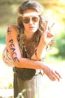 hübsches freies Hippie-Mädchen mit Vintage-Fotoeffekt foto