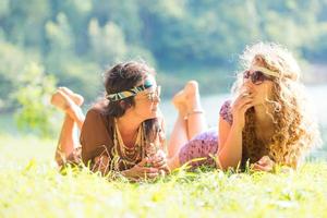 ziemlich freie Hippie-Mädchen, die auf dem Gras liegen, Weinleseeffektfoto foto