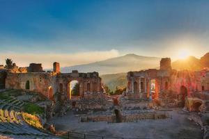 insbesondere des alten Theaters von Taormina mit Ätna ausbrechendem Vulkan bei Sonnenuntergang