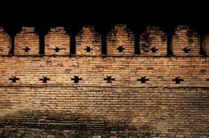 Wände von uralt Stadt beim Nacht beim Chiangmai Stadt Thailand ,alt Backstein Mauer beim Nacht foto