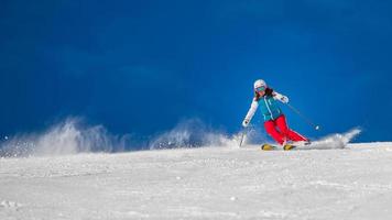 Frau auf Skiern während eines sonnigen Tages