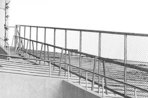 Metall Zaun Teil von ein Metall Gitter Zaun beim Trennwand Stadion foto