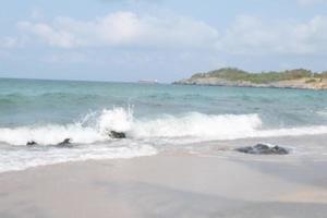 Sommer- mal von Meer, Sand, Strand, Sonne. Aussicht von schön Strand Insel im Thailand. zum verwenden wie Hintergrund, Hintergrund, Bildschirm Sparer. Sommer- oder Urlaub oder Ferien oder Frieden oder Ruhe oder frisch Konzept. foto