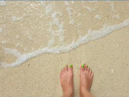 Sommer- mal von Meer, Sand, Strand, Sonne. Aussicht von schön Strand Insel im Thailand. zum verwenden wie Hintergrund, Hintergrund, Bildschirm Sparer. Sommer- oder Urlaub oder Ferien oder Frieden oder Ruhe oder frisch Konzept. foto