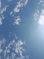 schöne weiße Wolken auf tiefblauem Himmelshintergrund. Große, helle, weiche, flauschige Wolken bedecken den gesamten blauen Himmel. foto