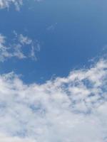 schöne weiße Wolken auf tiefblauem Himmelshintergrund. Große, helle, weiche, flauschige Wolken bedecken den gesamten blauen Himmel. foto