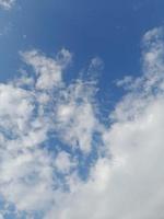 schöne weiße Wolken auf tiefblauem Himmelshintergrund. Große, helle, weiche, flauschige Wolken bedecken den gesamten blauen Himmel. foto