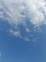 schöne weiße Wolken auf tiefblauem Himmelshintergrund. Große, helle, weiche, flauschige Wolken bedecken den gesamten blauen Himmel. foto