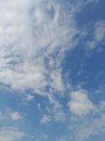 schöne weiße Wolken auf tiefblauem Himmelshintergrund. Große, helle, weiche, flauschige Wolken bedecken den gesamten blauen Himmel. foto