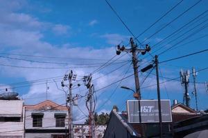 hoch Stromspannung elektrisch Draht mit Blau Himmel Hintergrund foto