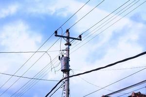 verheddert Draht auf elektrisch Turm gegen das Blau Himmel Hintergrund sieht aus damit unordentlich foto