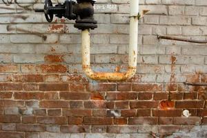 Foto von ein alt Mauer mit Gas Rohr.