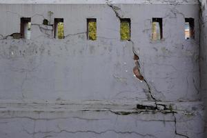 abstrakt Hintergrund ist ein alt ruiniert Weiß Mauer. foto