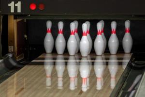 Bowling mit zehn Kegeln foto