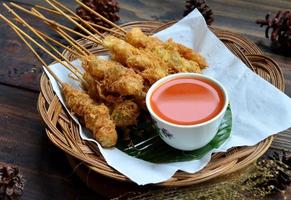 selektiv Fokus cilor Tusuk oder aci telur gulung ist ein typisch indonesisch Snack. serviert auf hölzern Tabelle foto