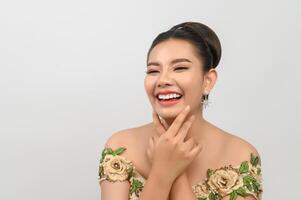 junge asiatische schöne Braut Lächeln mit glücklich auf weißem Hintergrund foto