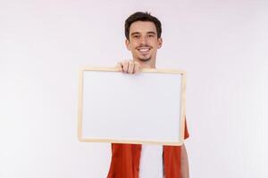 Porträt eines glücklichen Mannes, der ein leeres Schild auf isoliertem weißem Hintergrund zeigt foto