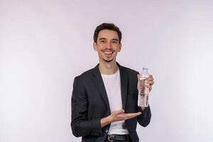 Porträt eines glücklichen jungen Mannes, der Wasser in einer Flasche isoliert auf weißem Hintergrund zeigt foto