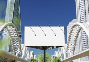 3D-Mockup-leere Plakatwand in der Innenstadt foto