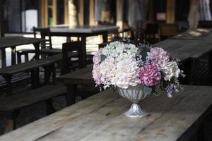 Blumenarrangement auf einem Innentisch foto