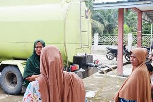 kuaro Osten Kalimantan, Indonesien März 13, 2023 Frauen Warteschlangen zum Bulk Kochen Öl foto