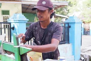 kuaro Kalimantan Timur, Indonesien 6 März 2023. ein Wander- Eis Verkäufer von es dawe, ein traditionell indonesisch trinken foto