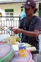 kuaro Kalimantan Timur, Indonesien 6 März 2023. ein Wander- Eis Verkäufer von es dawe, ein traditionell indonesisch trinken foto