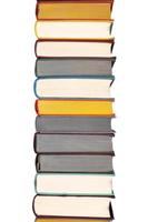 Stapel von Hardcover Bücher auf Bücherregal. schließen oben Aussicht von multi farbig Jahrgang gebundene Ausgabe Bücher isoliert auf Weiß Hintergrund foto