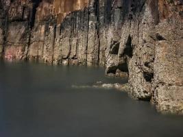 Felsen mit geraden Kanten bei Ebbe eines Strandes an der asturischen Küste foto