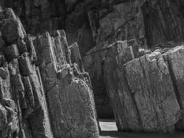 Felsen mit geraden Kanten bei Ebbe eines Strandes an der asturischen Küste foto