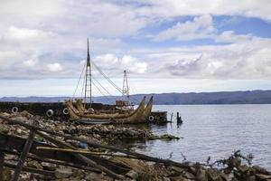 traditionelles Totora-Schilfboot auf der Isla del Sol am Titicaca-See foto