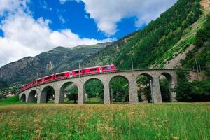 Schweizer Bergzug Bernina Express überqueren die Brücke im Kreis