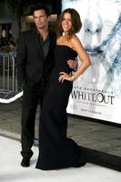 len weiser Mann Kate Beckinsale ankommen beim das Whiteout Premiere beim das Männer Dorf Theater im westwood ca. auf September 9 20092009 foto