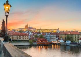 Panorama von Prager Burg, Charles Bridge und st. Vitus Kathedrale im schönen Sonnenuntergang mit dramatischem Himmel foto