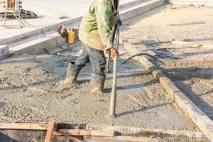 Betonieren während des gewerblichen Betonierens von Gebäuden auf der Baustelle foto