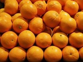 Nahaufnahme von frischen Orangenfrüchten auf dem Markt foto