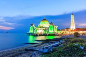 Malakka, Malaysia 2016 - Moschee der Melaka-Straße in Malakka, die während des Sonnenuntergangs genommen wird foto