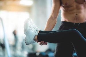 Trainer hält Füße während des Trainings foto