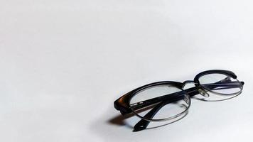 Brillenspezifikationen in Perspektive auf sauberen und isolierten Hintergrund