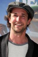 los Engel dez 11 Noah Wyle kommt an beim das Yogi Bär 3d Premiere beim das Dorf Theater auf Dezember 11 2010 im westwood ca. foto