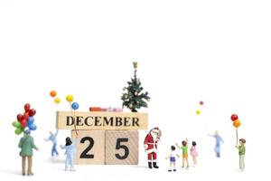Miniatur-Weihnachtsmann, der Geschenke für eine glückliche Familie, Weihnachten und ein frohes neues Jahr-Konzept hält foto