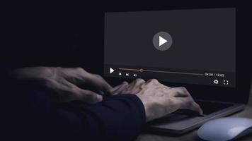 Person mit Computer zum Aufpassen Video auf das Internet Uhr Filme, Hör mal zu zu Musik- zum unterhaltung, live Inhalt, zeigen oder Anleitung, streamen Spiele, Aufzeichnung Stimme, Inhalt streamen. foto