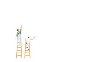 Miniaturmenschen mit Leitern, die Bürsten vor einem weißen Wandhintergrund halten foto